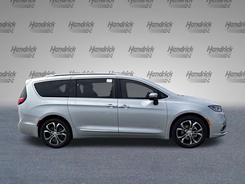 New 2026 Chrysler Pacifica Pinnacle image 9