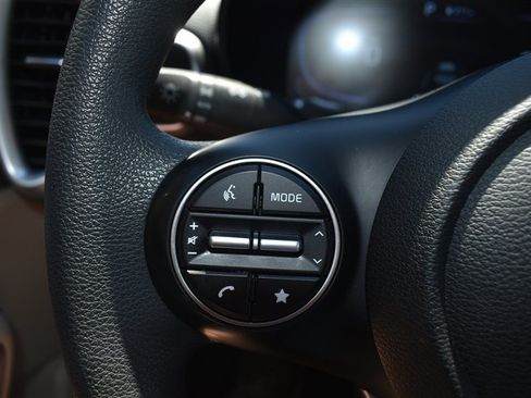 Used 2025 Kia Soul LX w/ LX Technology Package FWD image 14
