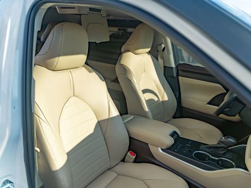 Used 2021 Toyota Highlander XLE image 15