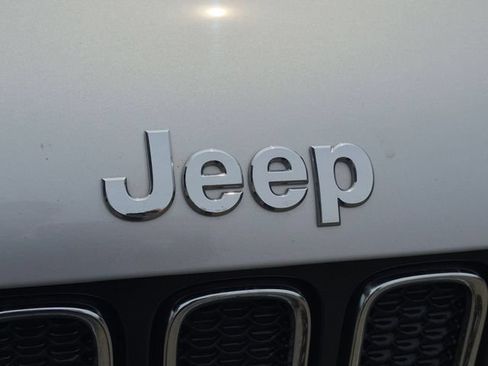 Used 2017 Jeep Renegade Latitude FWD image 7