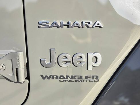 Used 2018 Jeep Wrangler Unlimited Sahara AWD/4WD image 8