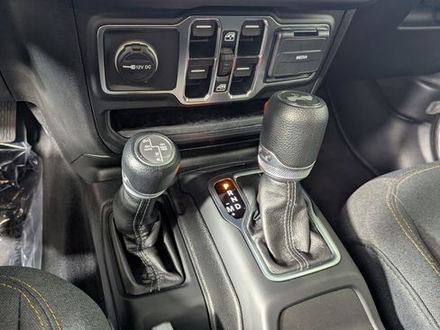 Used 2025 Jeep Wrangler Unlimited Sahara AWD/4WD image 21