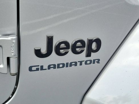 Used 2021 Jeep Gladiator Overland AWD/4WD image 9
