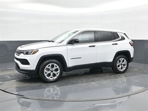 Used 2025 Jeep Compass Sport w/ Mopar Graphics Package image 9
