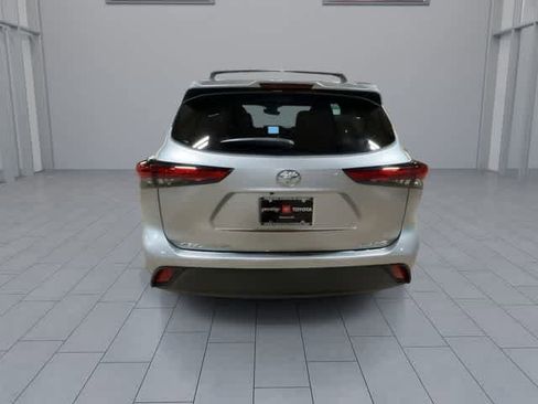 Used 2022 Toyota Highlander XLE AWD/4WD image 7