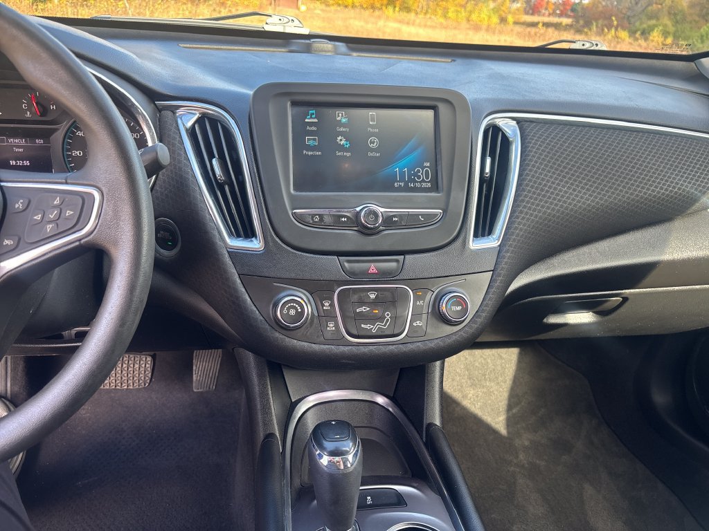 Used 2018 Chevrolet Malibu LT FWD image 17