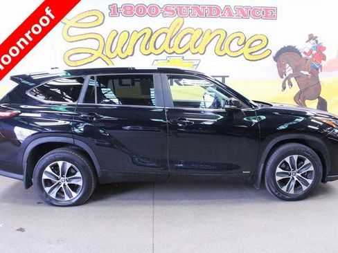 Used 2024 Toyota Highlander XLE image 1