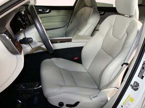 Used 2021 Volvo XC60 T5 Momentum w/ Protection Package image 4