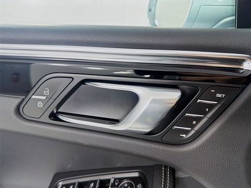 Certified 2025 Porsche Macan AWD/4WD image 7