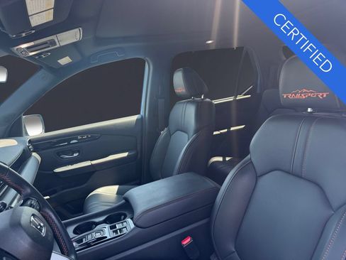 Used 2025 Honda Pilot TrailSport image 9