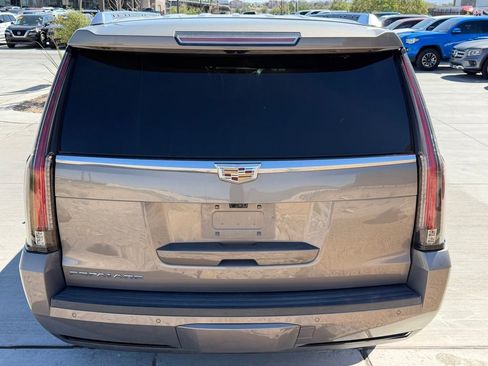 Used 2018 Cadillac Escalade ESV Luxury AWD/4WD image 5