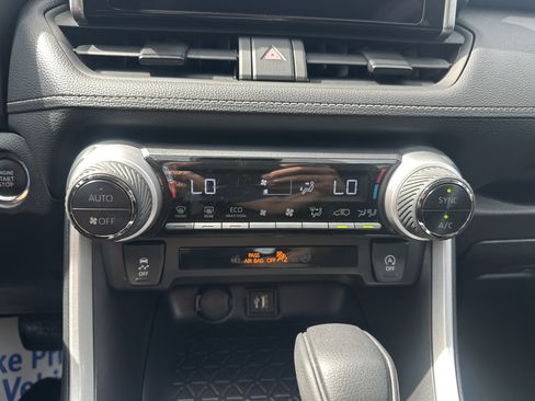 Used 2025 Toyota RAV4 XLE AWD/4WD image 18