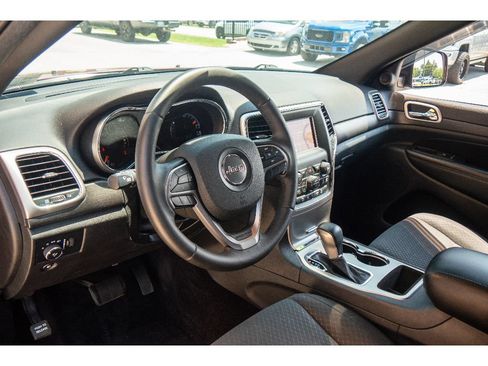 Used 2018 Jeep Grand Cherokee Laredo AWD/4WD image 12