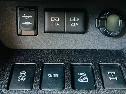 Used 2017 Toyota Highlander XLE w/ Carpet Mat Package AWD/4WD image 19