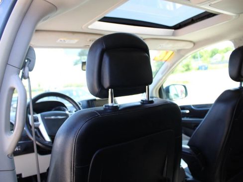 Used 2016 Chrysler Town & Country Touring-L FWD image 17