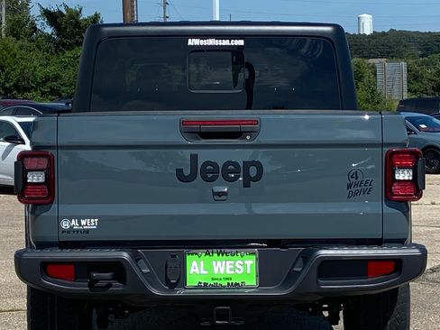 Used 2024 Jeep Gladiator Sport AWD/4WD image 4