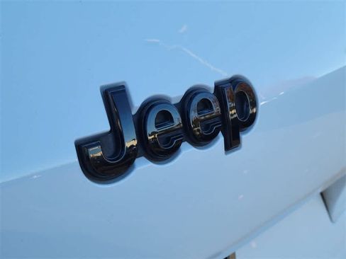 Used 2024 Jeep Grand Cherokee L Laredo image 5