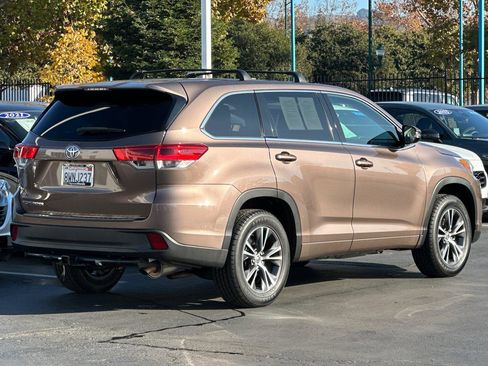 Used 2018 Toyota Highlander LE w/ Carpet Mat Package (TMS) image 3