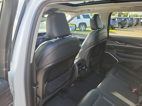 Used 2022 Jeep Grand Cherokee Limited AWD/4WD image 17
