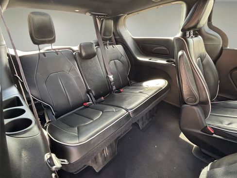Used 2019 Chrysler Pacifica Limited w/ Advanced Safetytec Group FWD image 19
