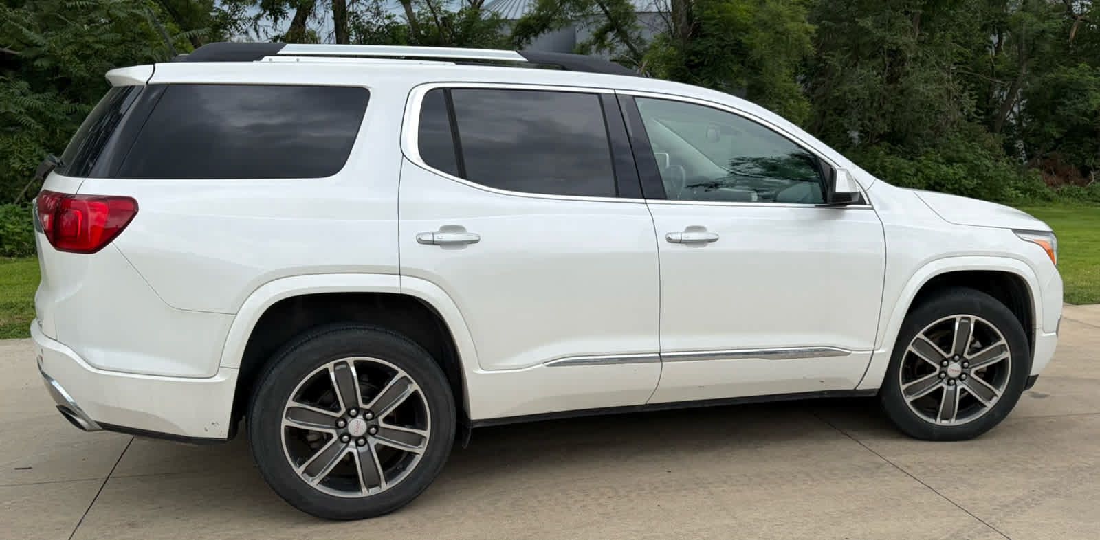 Used 2017 GMC Acadia Denali w/ Technology Package AWD/4WD image 5