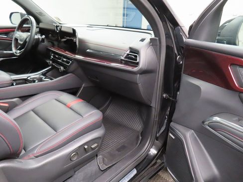 Used 2024 Chevrolet Traverse RS image 34