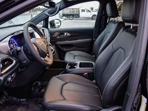 New 2026 Chrysler Pacifica Select image 18