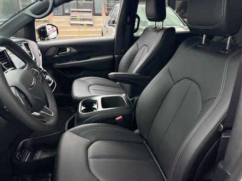 New 2026 Chrysler Voyager LX image 10
