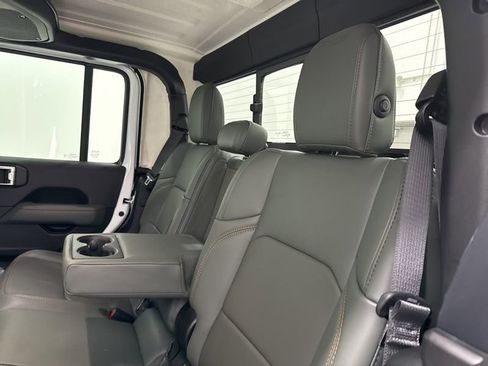 New 2026 Jeep Gladiator Mojave image 16