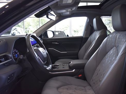 Used 2023 Toyota Highlander Bronze Edition FWD image 10