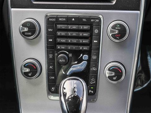 Used 2018 Volvo V60 T5 Cross Country image 14