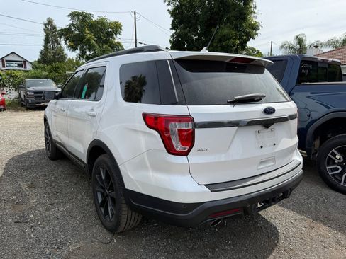 Used 2018 Ford Explorer XLT w/ Equipment Group 202A FWD image 3