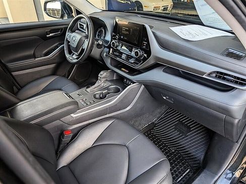 Used 2025 Toyota Highlander XLE AWD/4WD image 4