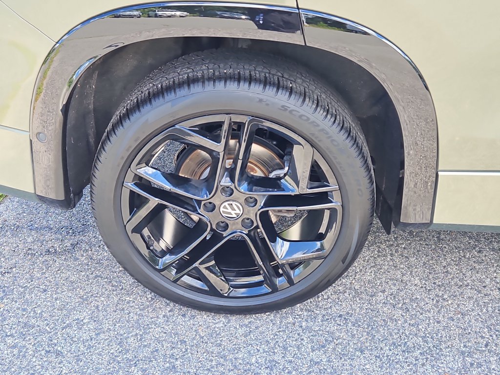 Certified 2026 Volkswagen Tiguan SE R-Line AWD/4WD image 9