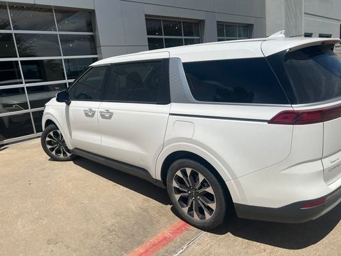 Used 2024 Kia Carnival EX FWD image 3
