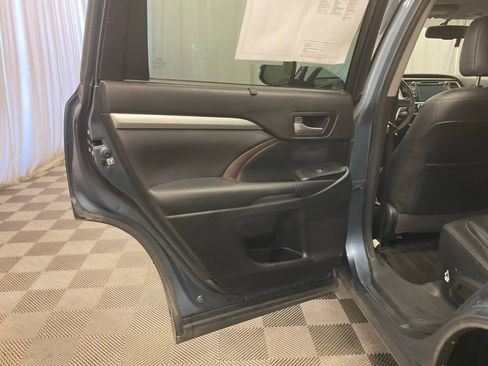 Used 2016 Toyota Highlander XLE AWD/4WD image 28