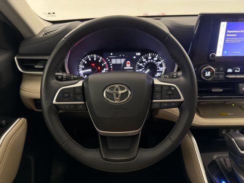 Used 2023 Toyota Highlander XLE FWD image 18