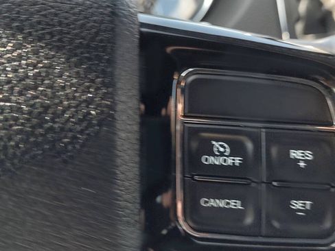 Used 2018 Dodge Grand Caravan SXT w/ Blacktop Package FWD image 15