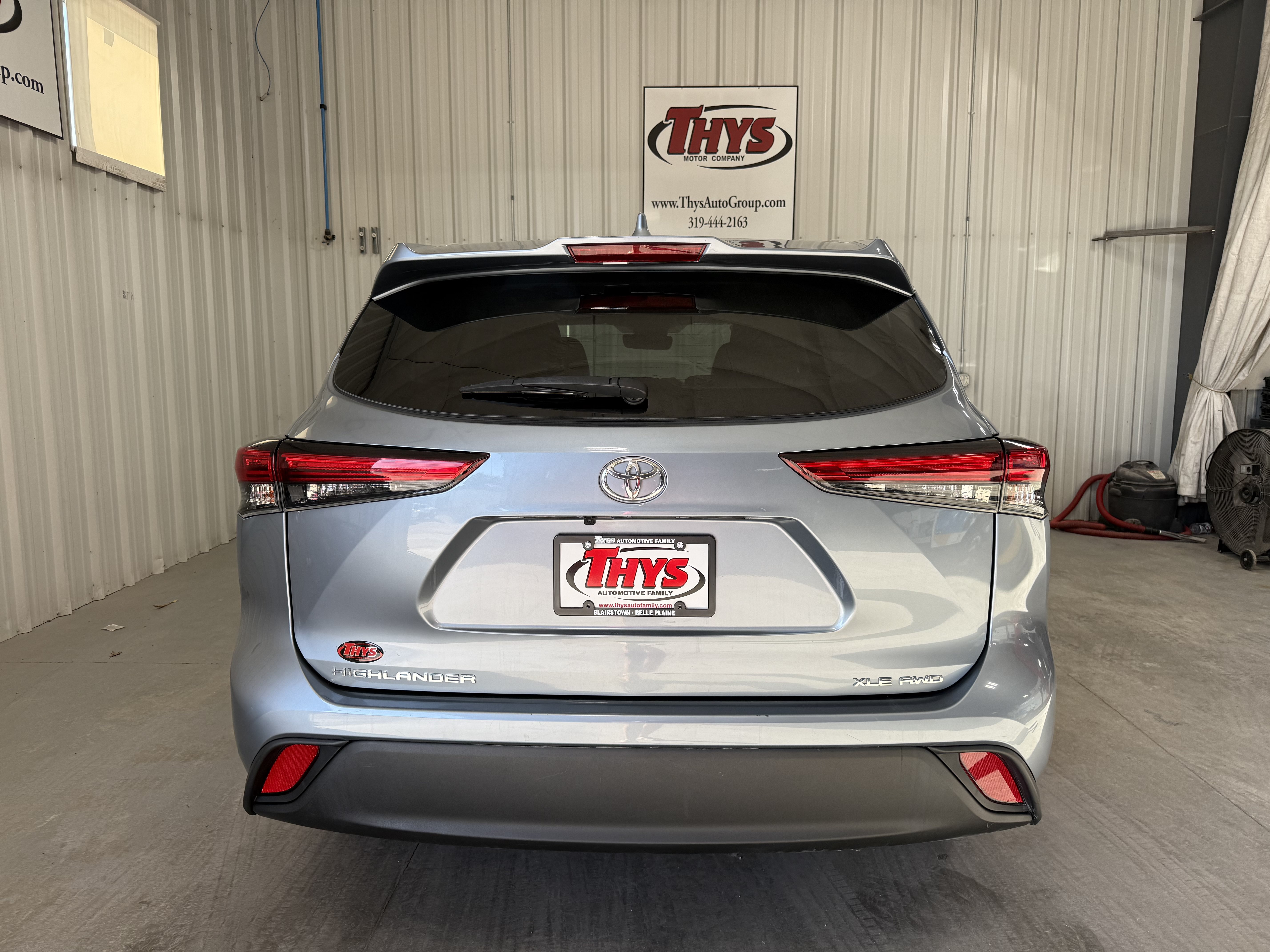 Used 2023 Toyota Highlander XLE AWD/4WD image 4