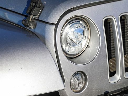 Used 2017 Jeep Wrangler Unlimited Sahara image 8