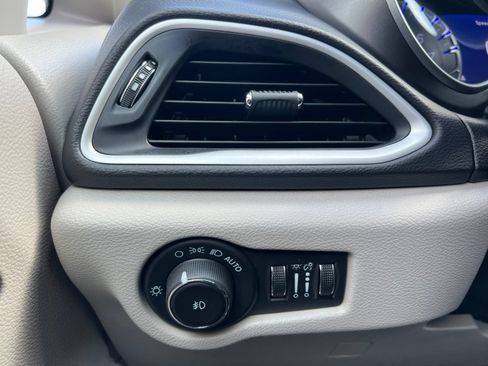 Used 2024 Chrysler Pacifica Touring-L FWD image 32