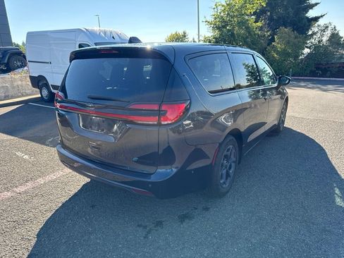 Used 2023 Chrysler Pacifica Limited w/ Uconnect Theater Family Group FWD image 9