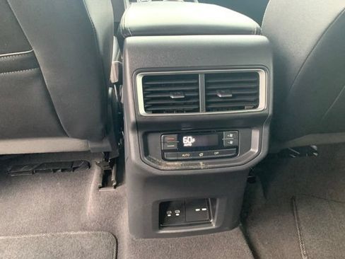 Used 2025 Volkswagen Atlas SE FWD image 21