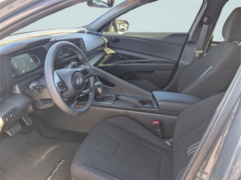Used 2025 Hyundai Elantra Sport image 2
