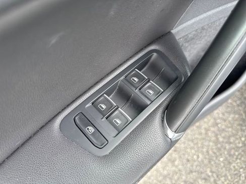 Used 2015 Volkswagen Golf S FWD image 25