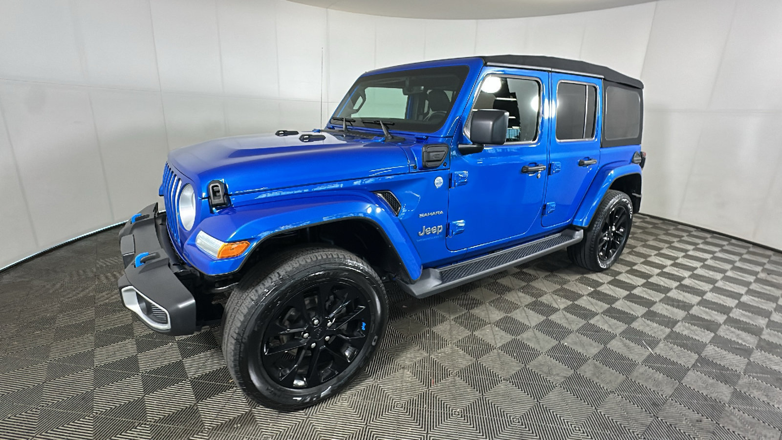 Used 2023 Jeep Wrangler Unlimited Sahara w/ Cold Weather Group AWD/4WD image 8