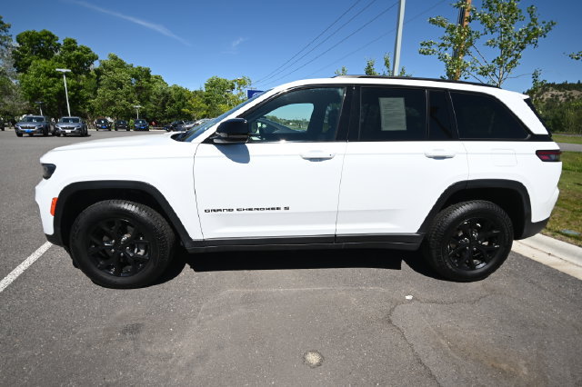 Used 2024 Jeep Grand Cherokee Altitude AWD/4WD image 9