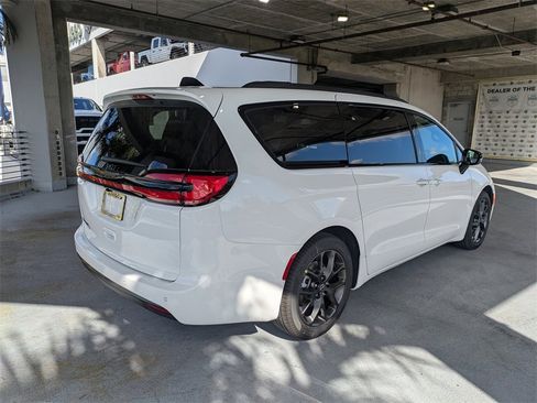 New 2026 Chrysler Pacifica Select image 5