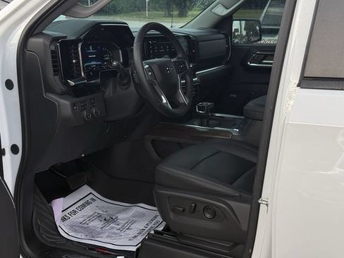 Used 2025 Chevrolet Silverado 1500 LT Trail Boss w/ Convenience Package II AWD/4WD image 13