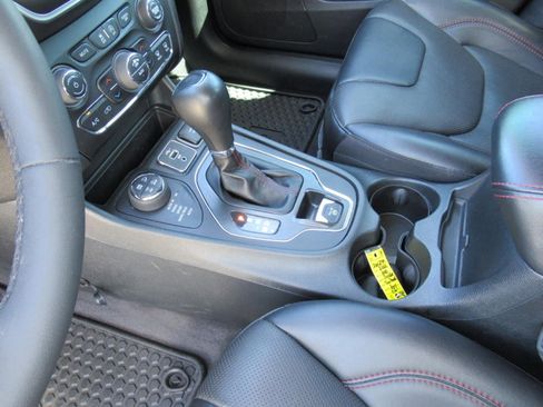 Used 2022 Jeep Cherokee Trailhawk w/ Premium Leather Package AWD/4WD image 17